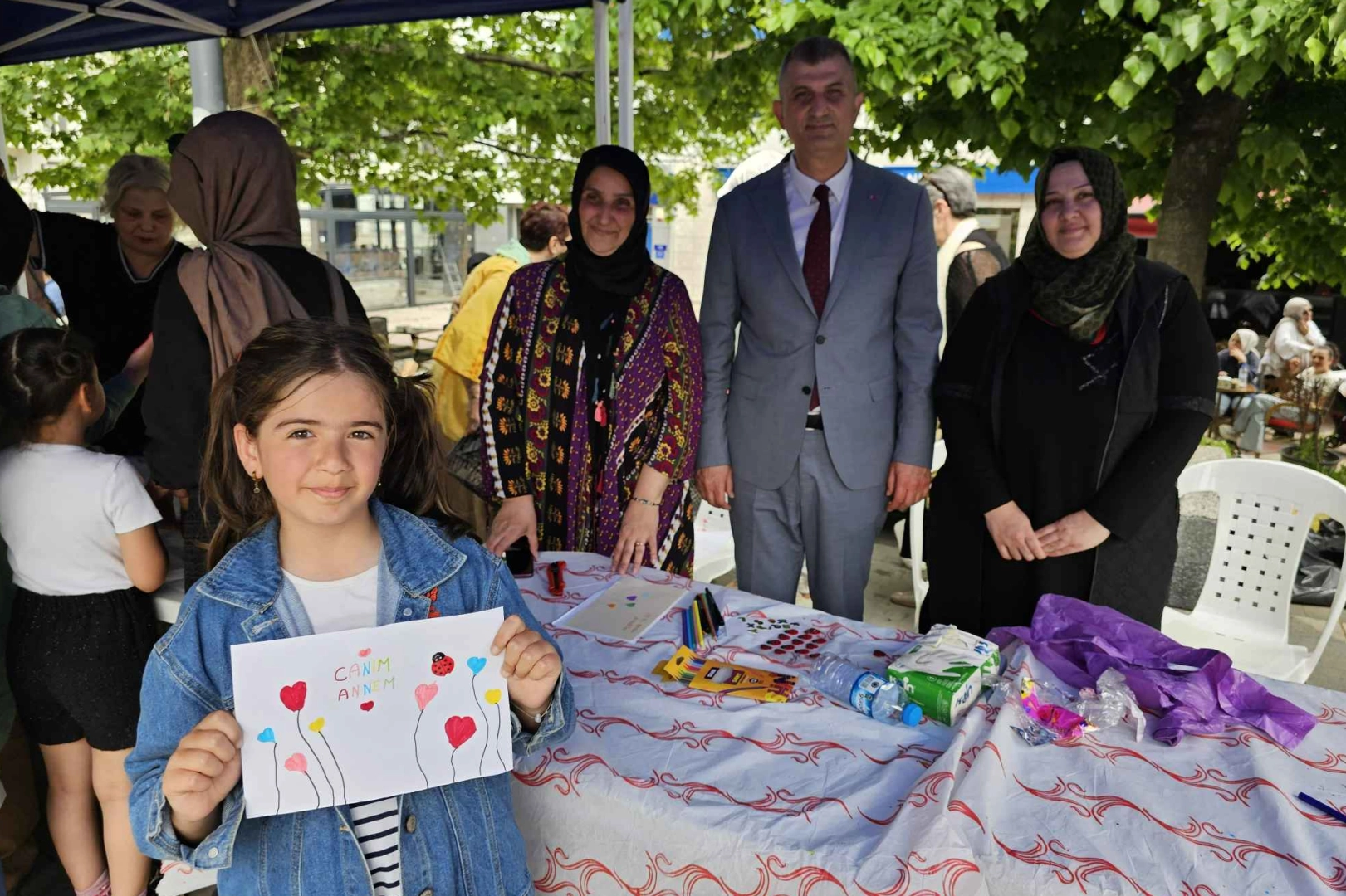 Kocaeli Gölcüklü çocuklar elleriyle annelerine hediye yaptı