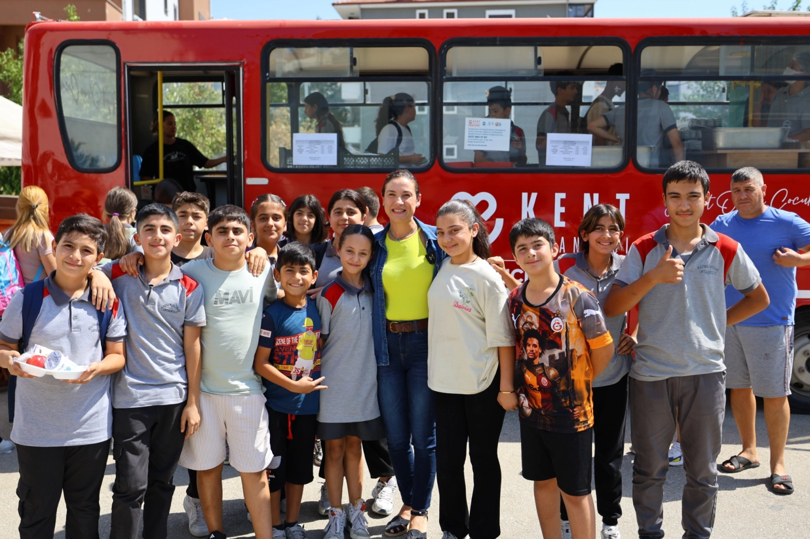 Efes Selçuk’ta üçüncü öğrenci otobüsü hizmete girdi