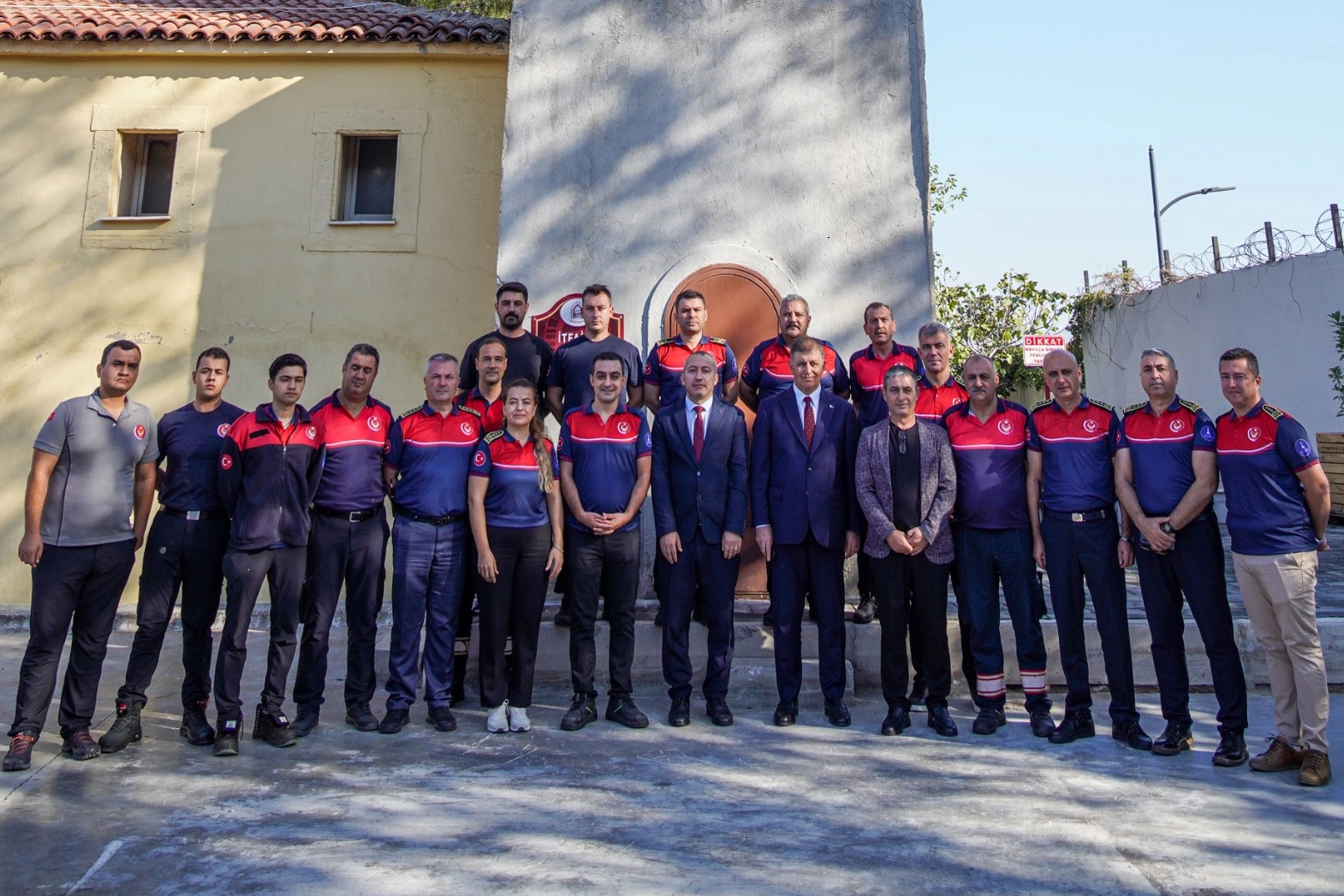 İzmir'de Başkan Tugay'dan itfaiye personeline ziyaret