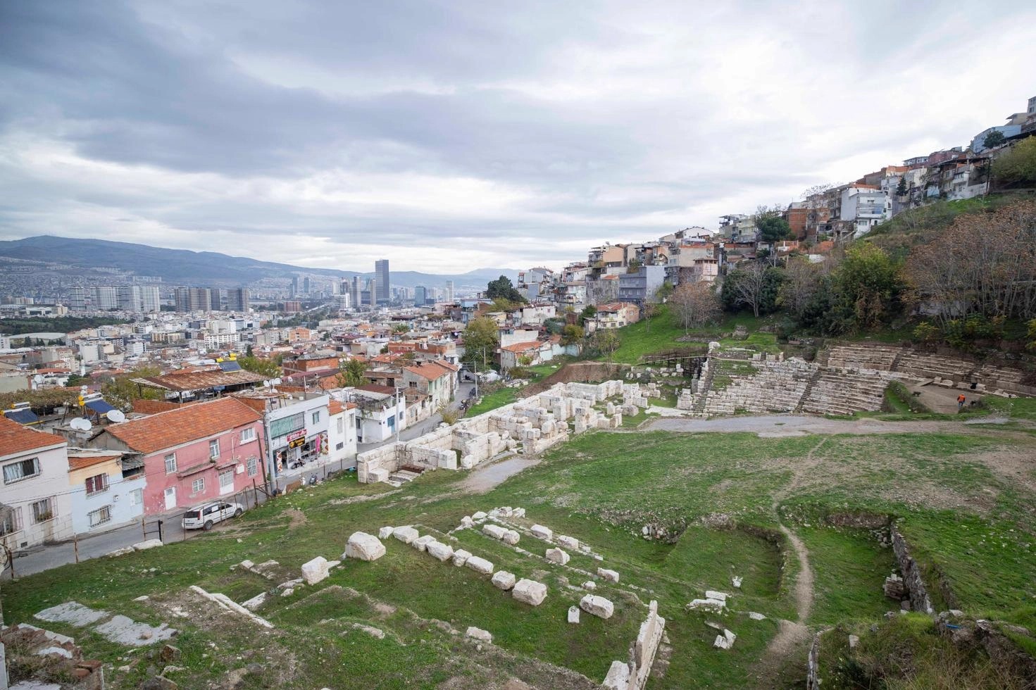 Smyrna Tiyatrosu gün yüzüne çıkıyor