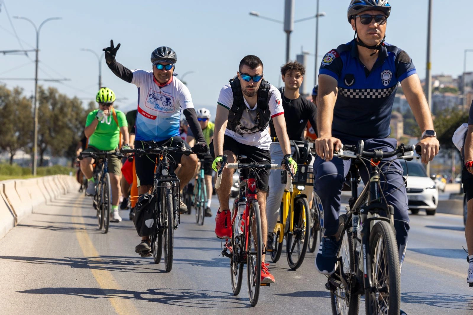 İzmir’de sağlıklı yaşama ve temiz çevreye pedalladılar